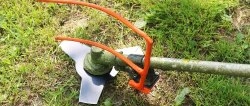 Attachment for cutting tall grass with a trimmer