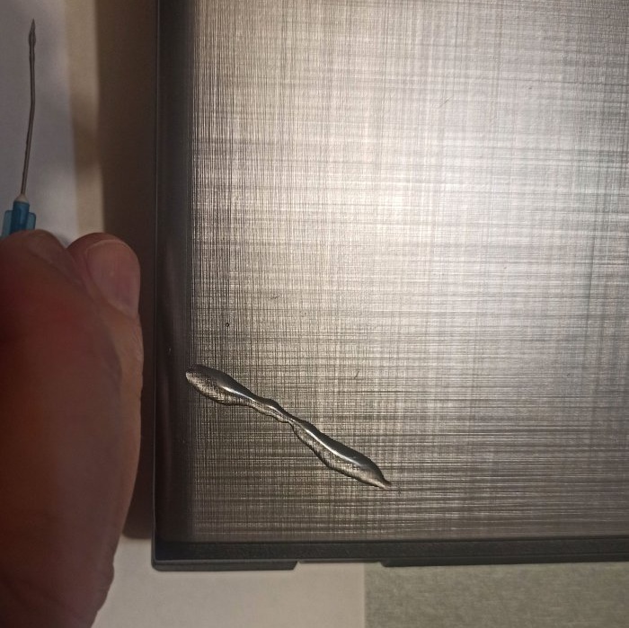 Quick repair of a crack on a laptop Master class